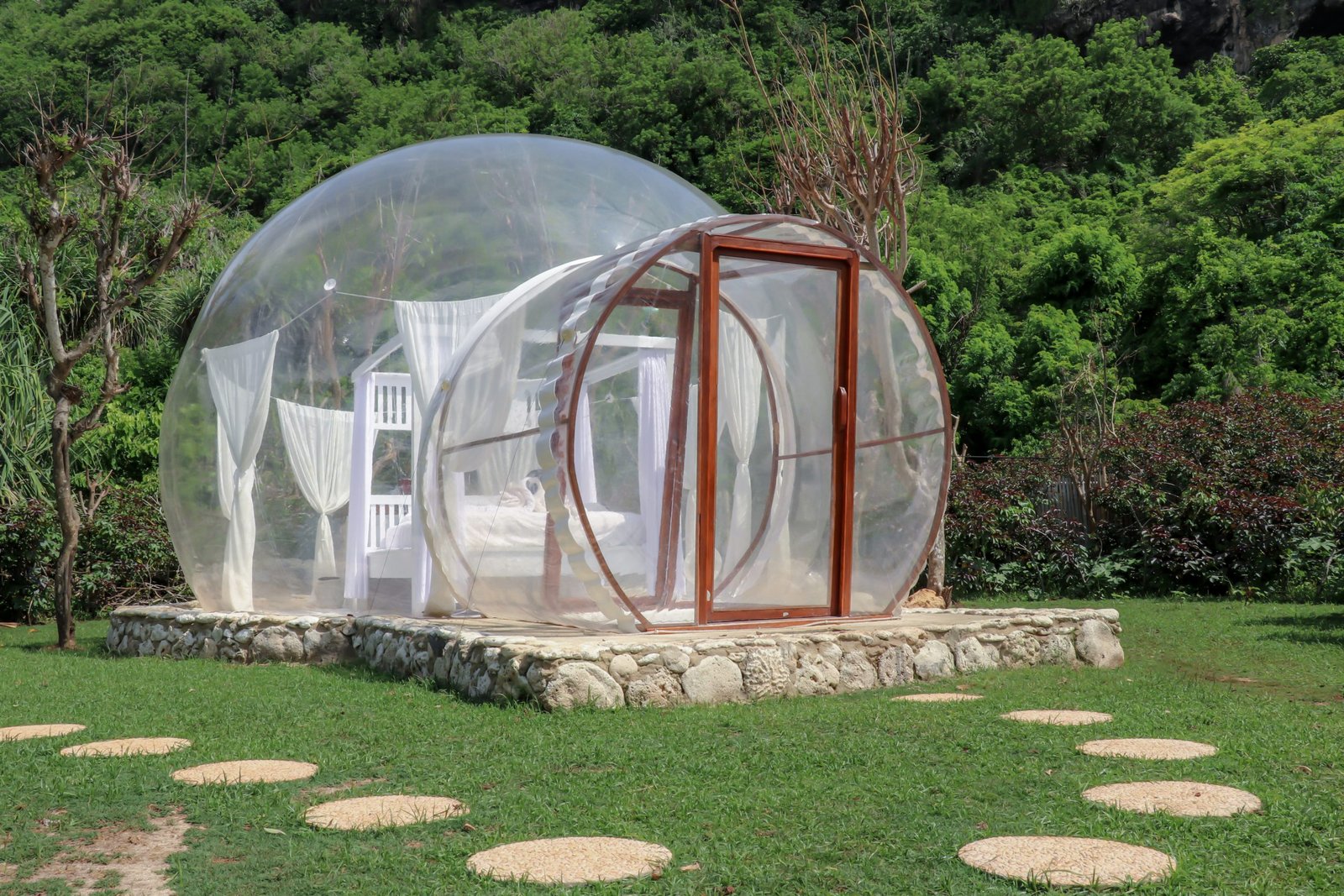 Romantic,Bubble,Hotel,With,Transparent,Walls.,White,Wooden,Double,Bed